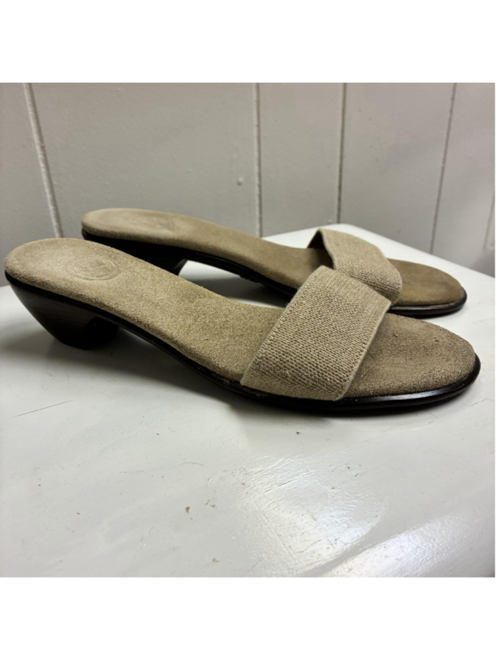 Charleston Shoe Co Womens Sandals Beige Band Low Heel SZ 8 Coastal Quiet Luxury